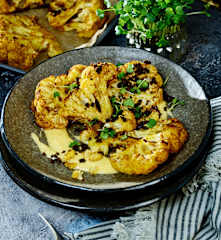 Gerösteter Blumenkohl mit Pumpernickelcrunch und Sesam-Hollandaise