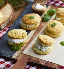 Scones salati al basilico e crema di ricotta