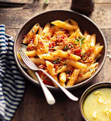 Supă de conopidă; Paste cu chorizo și Pepperonata