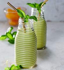 Pfirsich-Basilikum-Drink