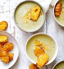 Soupe de brocoli crémeuse au cheddar et croûtons gratinés