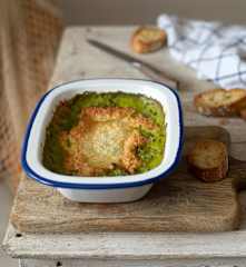Dip horneado de espinacas y queso de cabra para dos