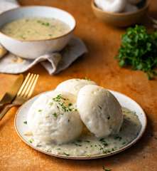 Kluski na parze z sosem pieczarkowym