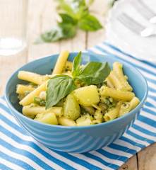 Insalata di pasta alle erbe con fagiolini e patate