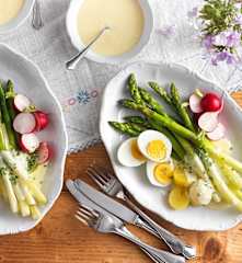 Spargel mit heurigen Erdäpfeln und Joghurthollandaise