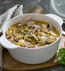 Congrio con garbanzos a la marinera