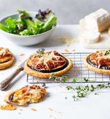 Montaditos de berenjena y queso con cebolla caramelizada
