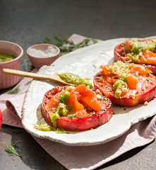 Tomate rosa a la plancha con pesto de eneldo
