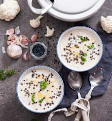 Krem z kalafiora z czarną soczewicą