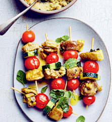 Brochettes d'agneau et de légumes aux épices et à la menthe