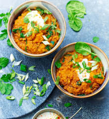Dahl de lentilles corail, épinards et courge à l'indienne