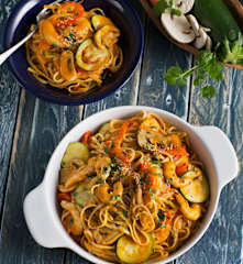 Tallarines con verduras y langostinos al curry