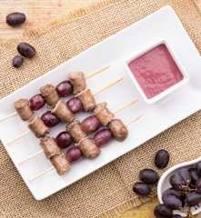 Spiedini di salsiccia e uva
