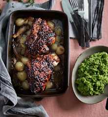 Pernil de porco com cebolinhas, cogumelos e esmagada de ervilhas e espargos