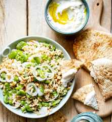 Salade de boulgour aux fèves, sauce à l’artichaut et au tahini
