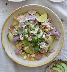 Ensalada de pasta con salsa de olivo