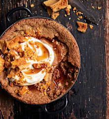 Spiced white chocolate and macadamia skillet brownie