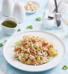 Sałatka z pęczakiem, krewetkami i ananasem