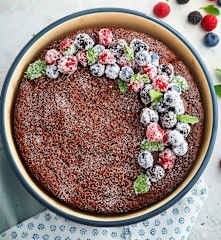 Torta cioccolato e frutti di bosco con farina di riso