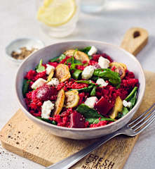 Rote-Bete-Couscoussalat mit gebratenen Maultaschen