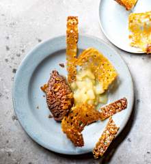 Ganache au chocolat, poire et tuiles aux noisettes