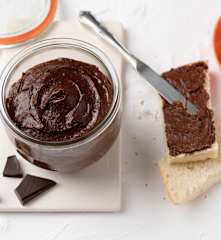 Crème aux noisettes, chocolat noir et dattes