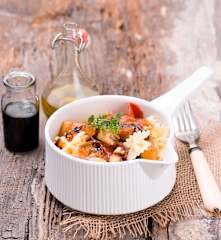 Farfalle z pomidorami i karmelizowanym fenkułem