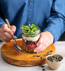 Sałatka z szarpanym kurczakiem, kaszą jęczmienną i burakami