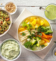 Menü: Brokkolisalat und Käseaufstrich zu Gemüseplatte mit Petersilien-Zitronensauce