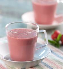 Różowy koktajl z mlekiem kokosowym