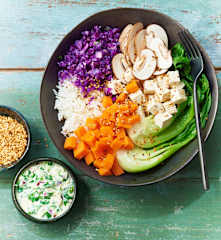Buddha bowl d'automne au riz semi-complet et au tofu