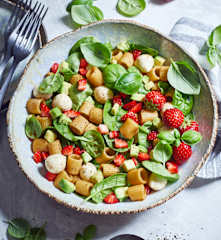 Avocado-Nudelsalat mit Erdbeeren und Mozzarella