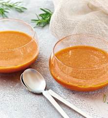 Soupe d'abricot au romarin et à l'huile d'olive