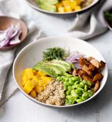 Poke bowl au quinoa et au seitan