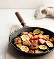 Cacerola de pollo, paprika y verduras de temporada