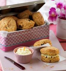 Scones de passas com creme de laranja