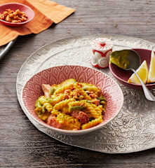 Goldene Pasta mit Ingwer und Kurkuma