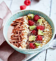Himbeer-Smoothie Bowl mit Chiasamen
