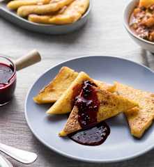 Bocados de polenta con caponata siciliana o compota de frutos rojos