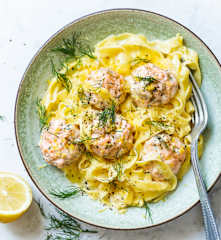Boulettes de saumon, tagliatelle et sauce citron-aneth
