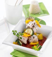 Huhn-Gemüse-Spieße mit Reis und Tomatensauce