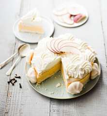 Vacherin à la pêche et au clou de girofle