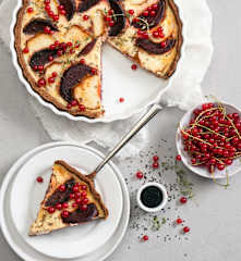 Quiche z burakami i oscypkiem na razowym spodzie z czarnuszką