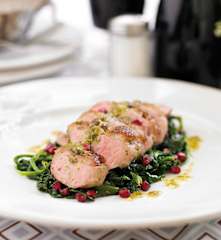 Pato com espinafres salteados e romã