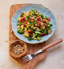 Brokkolisalat mit Pinienkernen