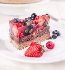 Torta raw di mele e frutti di bosco