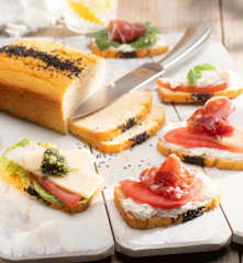 Mini sandwiches keto con queso crema, jamón serrano y jitomates