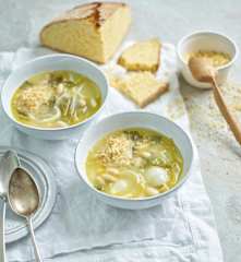 Sopa de feijão com couve-portuguesa