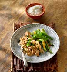 Huhn in Curry-Erdnuss-Sauce mit grünem Spargel und Zuckerschoten (Thailand)