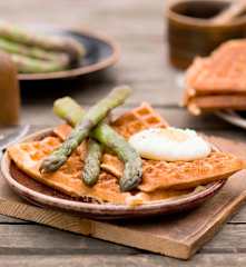 Gofry ziemniaczane z dodatkiem szparagów i jajka w koszulce